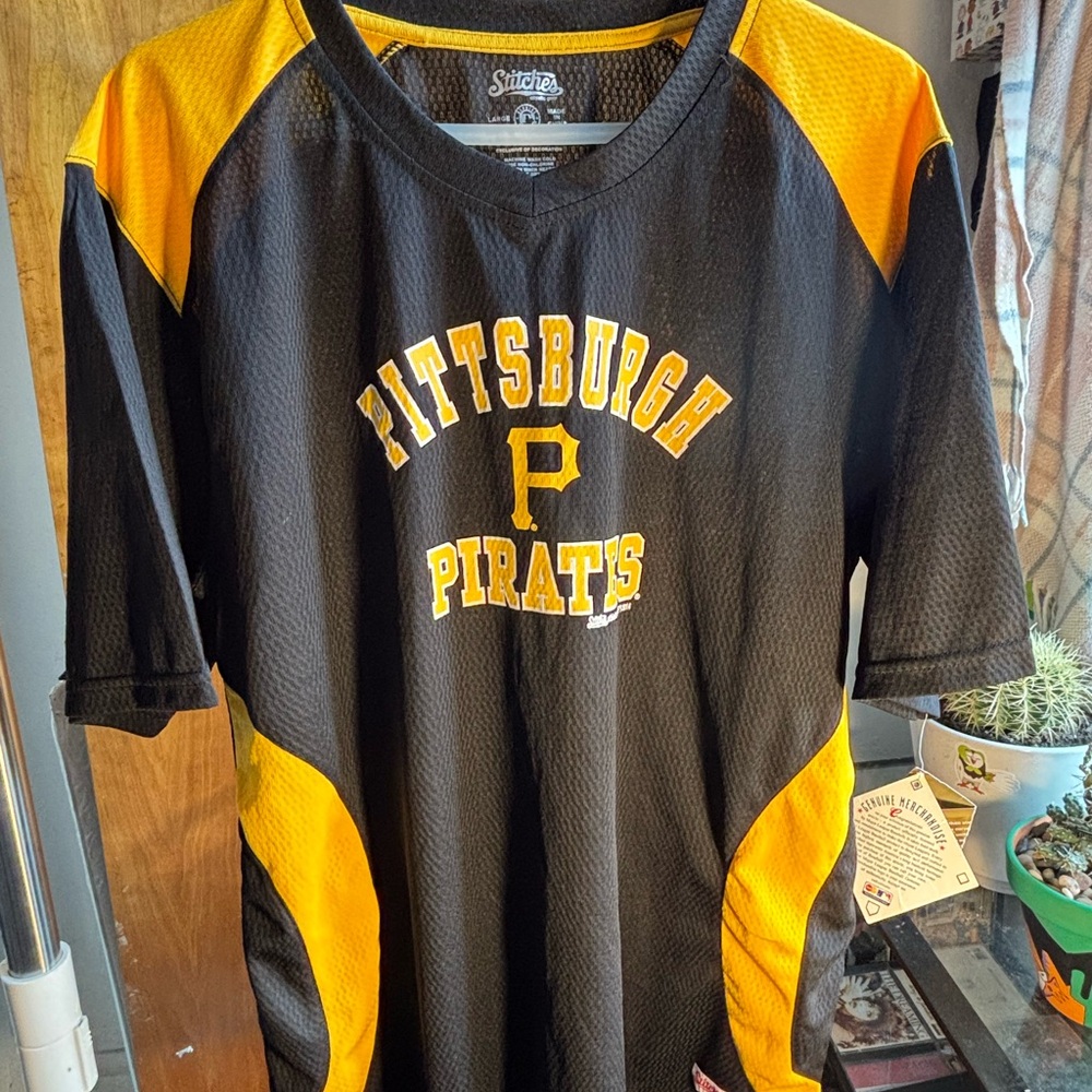 Pittsburgh Pirates Black and Gold Polyester Shirt Stitches Brand